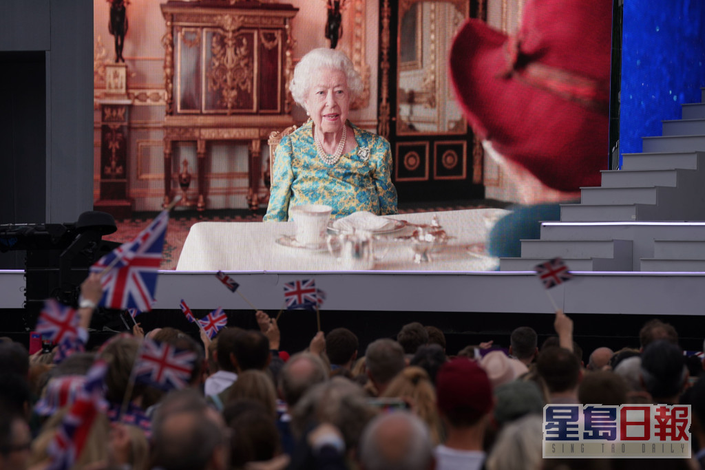 现场播出英女皇预先的录影片段,惊喜现身。AP