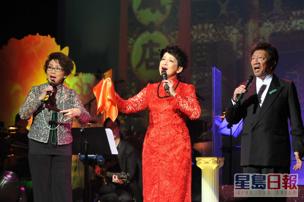冯素波（中）2014年开骚，妹夫余子明与妹妹冯素云一齐做嘉宾合唱。