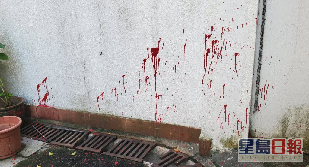 翠林苑門外的牆身被淋潑紅色油漆。