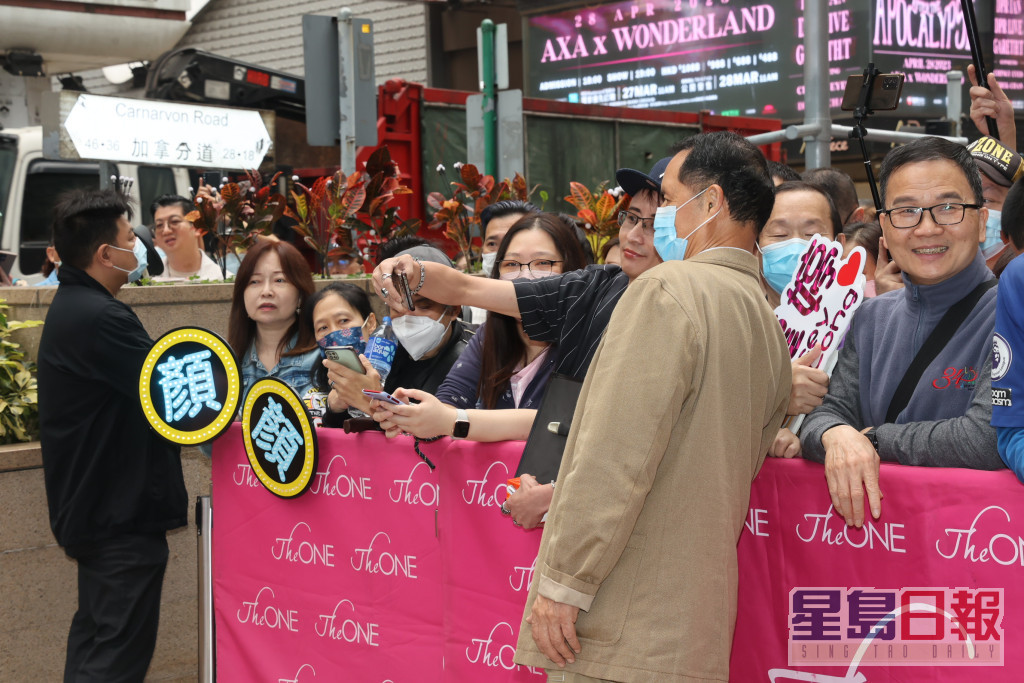 吴大强甚受中年男歌迷欢迎。