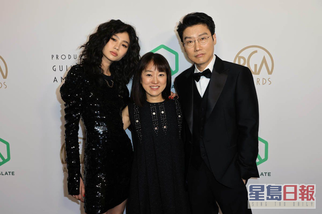 《鱿鱼游戏》导演黄东赫（右一）指郑浩妍（左）有望拍第2季。