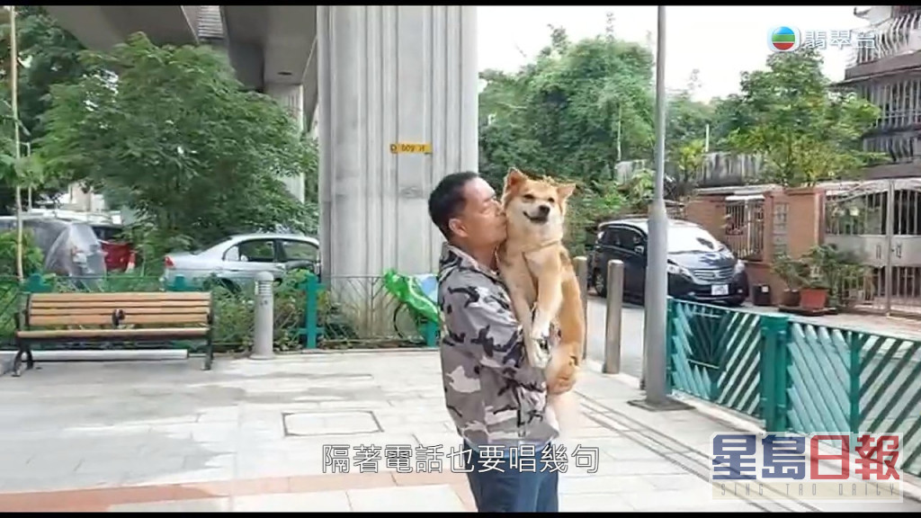 更在镜头前抱起看起来都不轻的爱犬，以行动证明身壮力健。