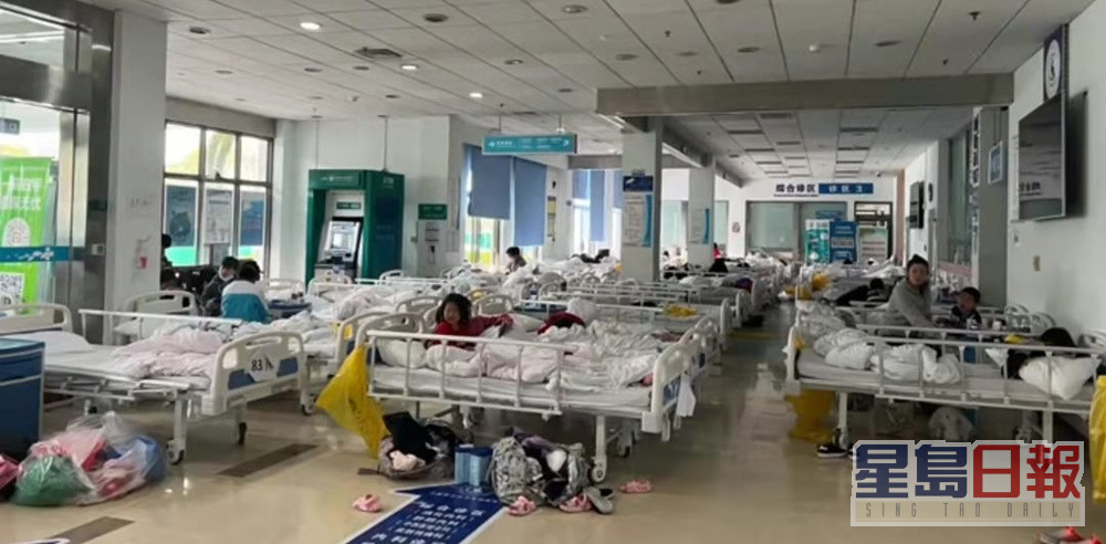 上海市公共衞生临床中心指，「网络流传的照片、视频是我院儿科病房在内部腾挪过程中的一些场景」。互联网图片