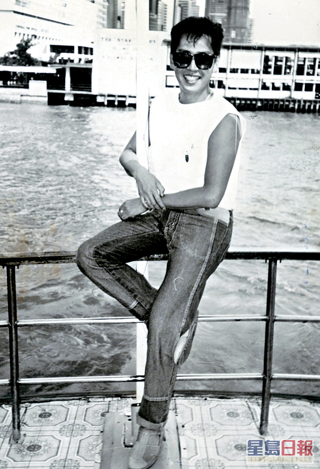 谭咏麟早年也曾在中环皇后码头留影。