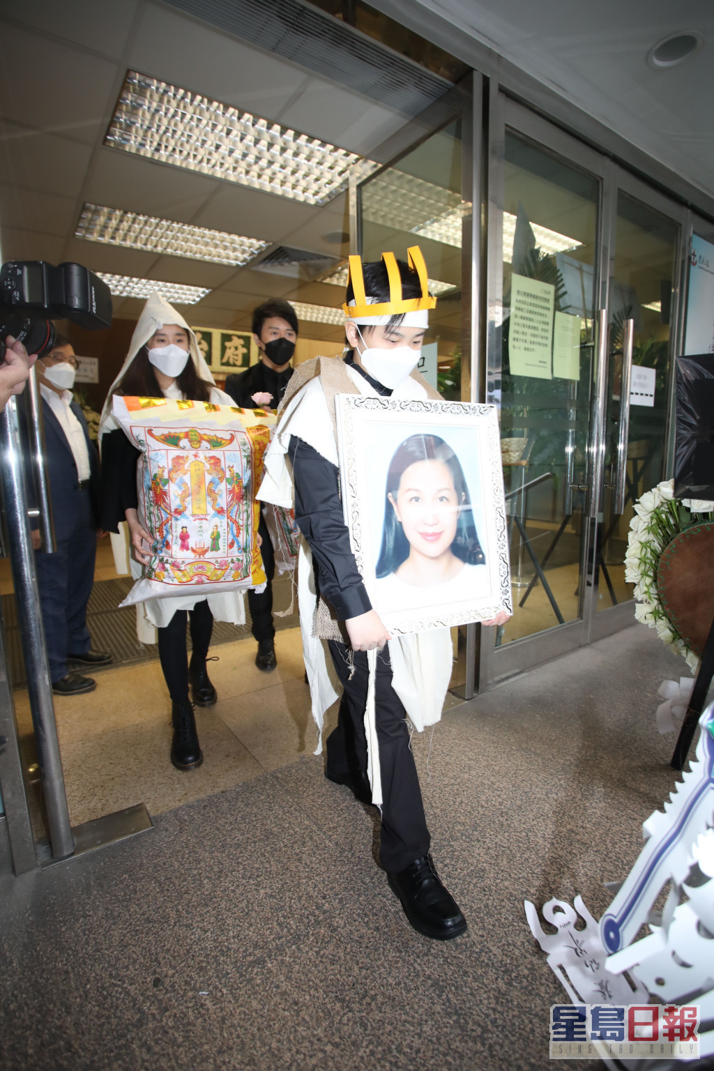 2020年11月14日子博和子女送別亡妻。