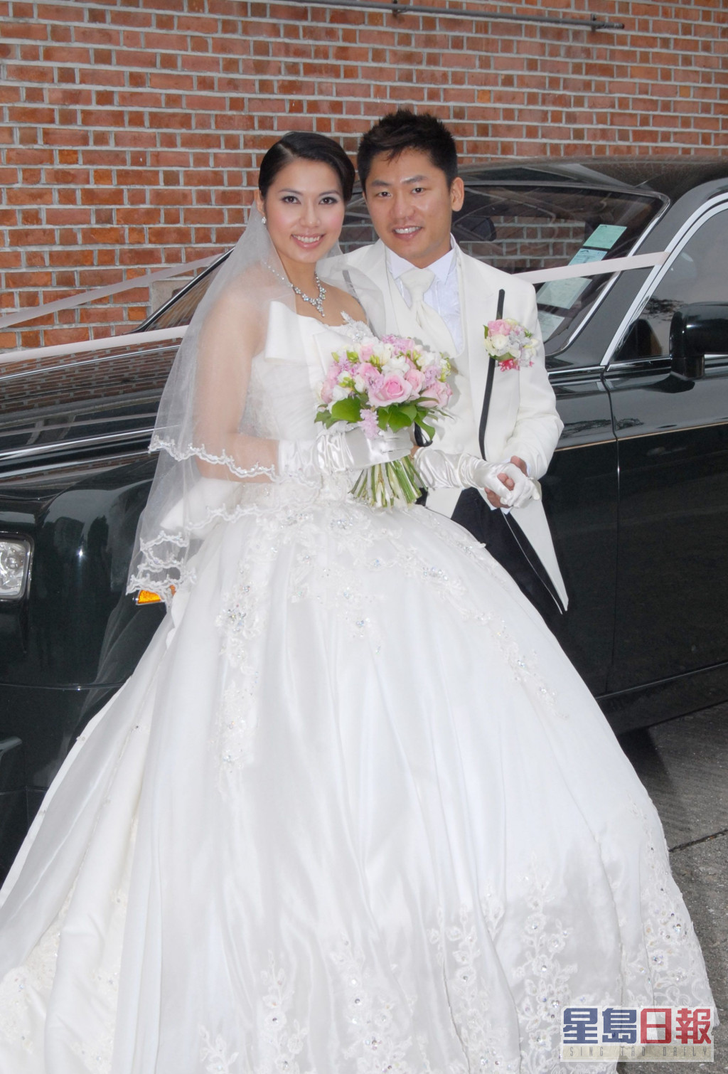 當年可嵐喺歌唱事業發展起步期就奉子成婚，下嫁前夫尤子威。