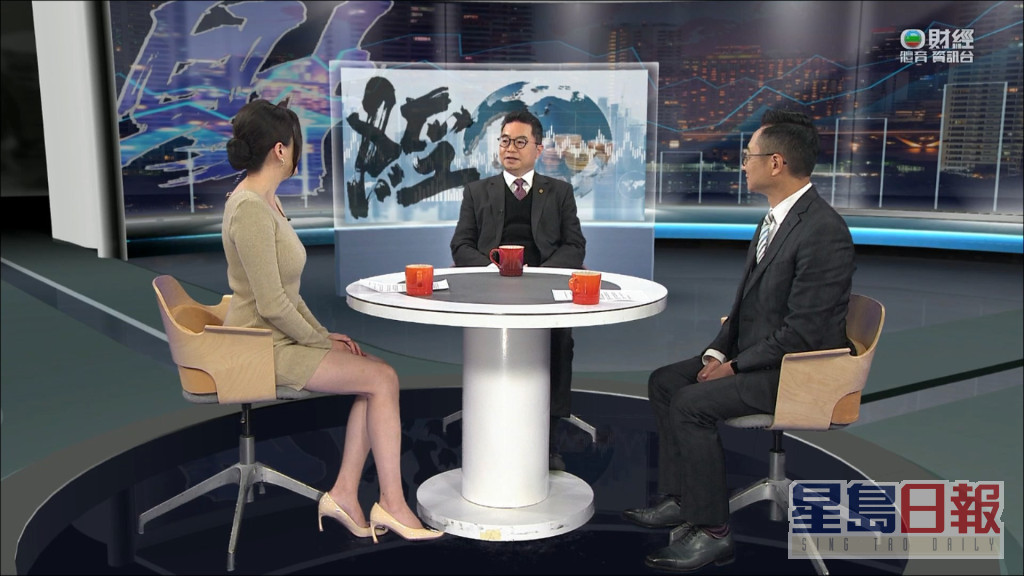 普通话财经主播张晋最近以贴身短裙主持节目《财经演义》引起网民关注。