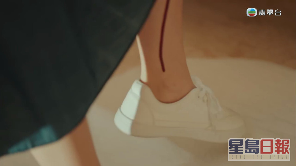 镜头更拍出「KK」陈星妤经血直流到小腿的画面。