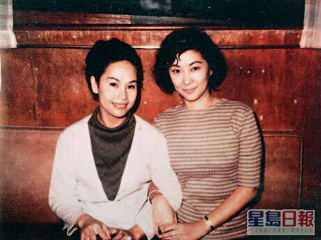 十八岁的黄夏蕙好靓女（左）和阮兆辉的亲戚合照。