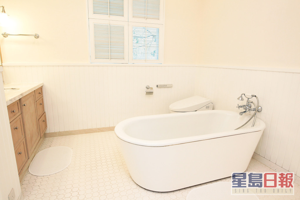 主人套房套廁以簡約為主，採用米白色系列，十足示範單位。（東周刊圖片）