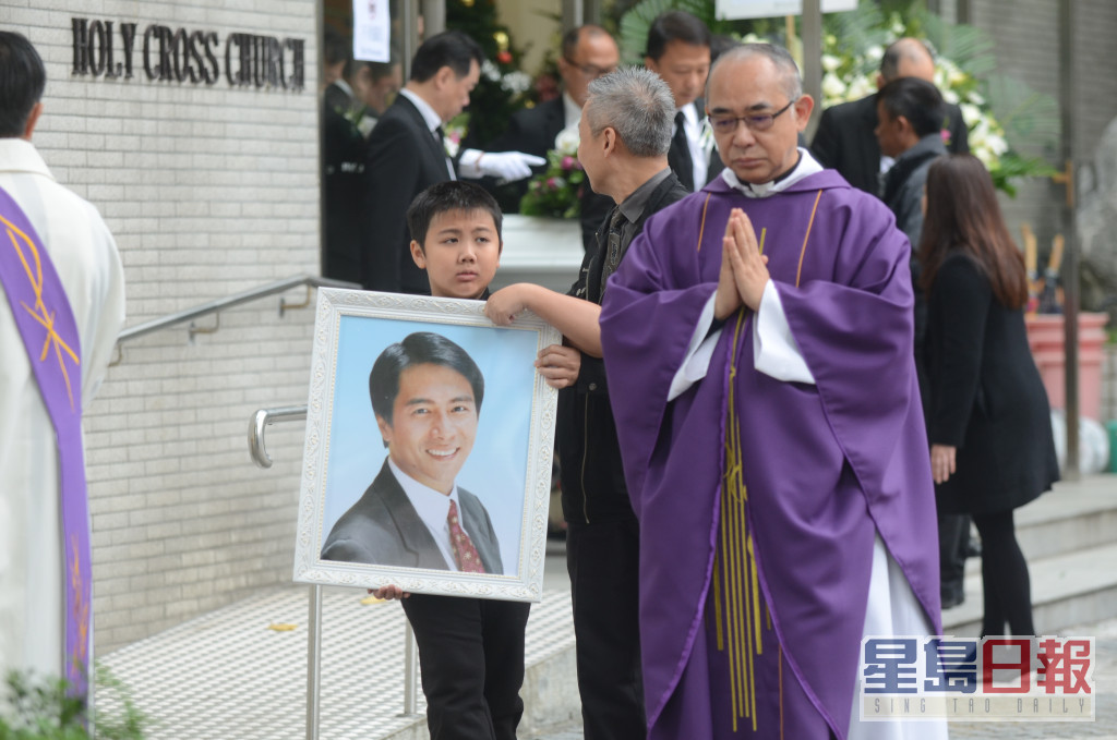 鄧景輝遺下太太及當年只得9歲我兒子。