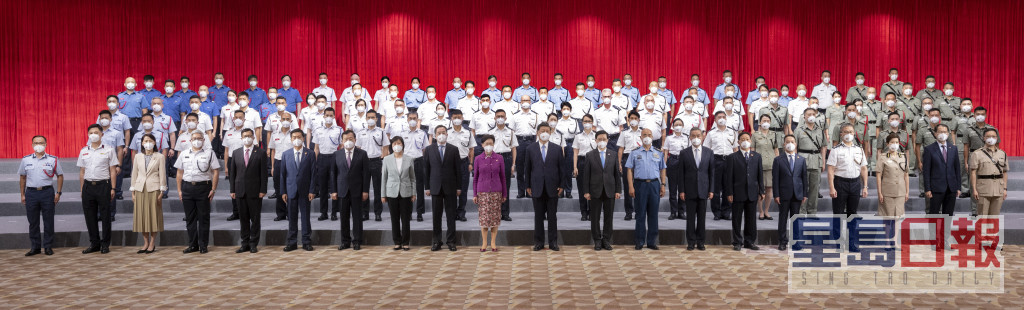 国家主席习近平（前排左十一）、行政长官林郑月娥（前排左十）和候任行政长官李家超（前排左十二）今日下午在香港会议展览中心与纪律部队代表合照。政府新闻处图片