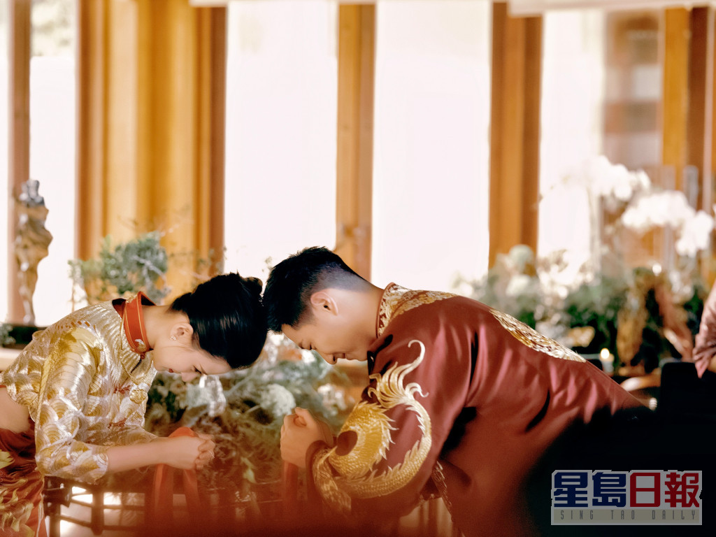 何超蓮與竇驍亦先後在微博轉發婚紗相，兩人分別留言：「三餐四季」、「余生漫漫」。