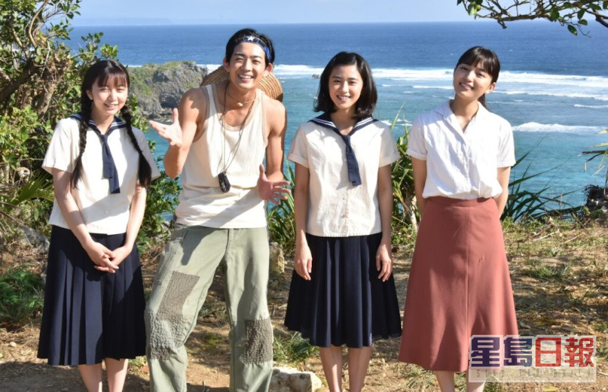 川口（右一）有份參演正在播放的NHK晨早劇《心胸咚咚》。