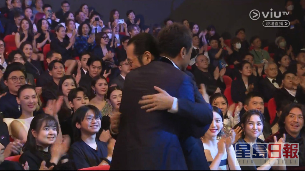 韦家辉与刘青云拥抱。