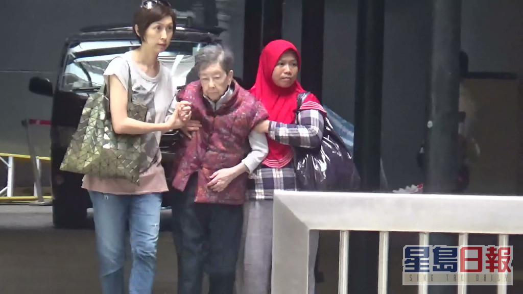 郭蔼明亦曾被拍到陪奶奶外出睇医生，帮老公照顾妈妈。