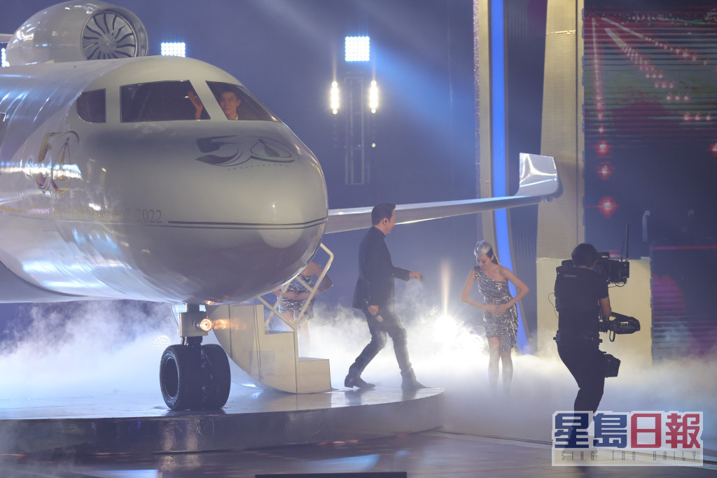 今屆港姐找來天王黎明擔任重量級表演嘉賓，黎明搭著一架飛機登場，完全突顯天王的地位。