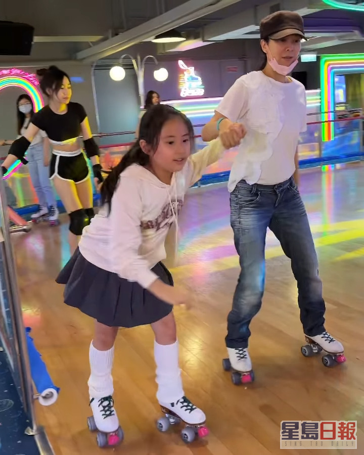 郭羡妮带女儿玩滚轴溜冰。