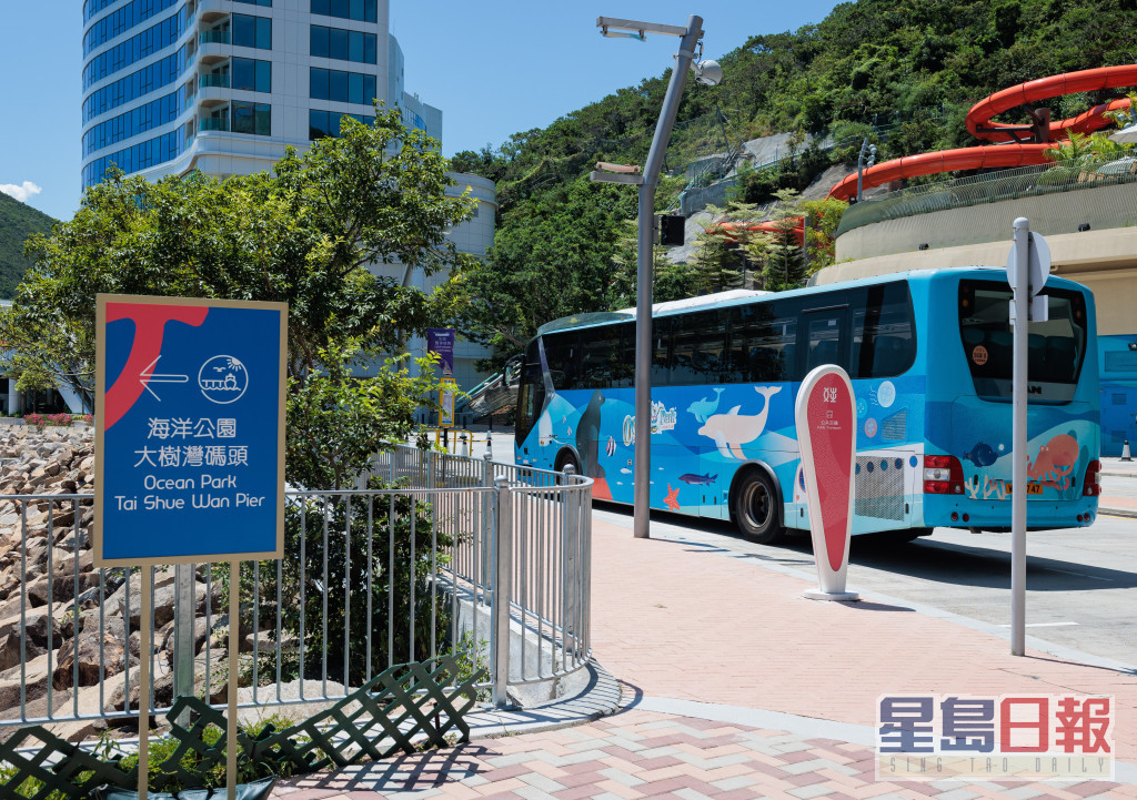 水上樂園穿梭巴士站設有指示牌。