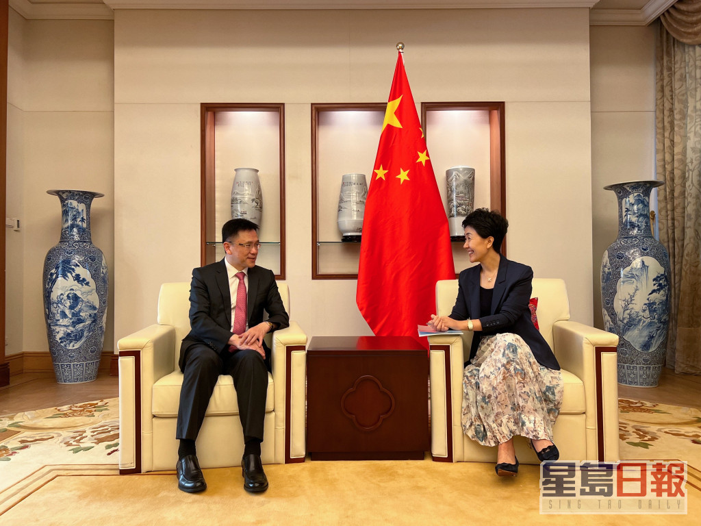 孙东拜访中国驻星大使孙海燕断(右)。政府新闻处图片