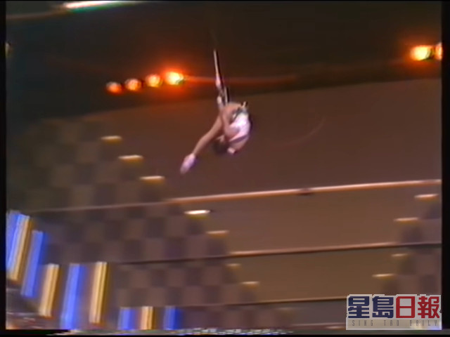 【1984年】張曼玉表演空中飛人，做出多個高難度動作，更凌空一字馬旋轉，司儀何守信都好佩服。