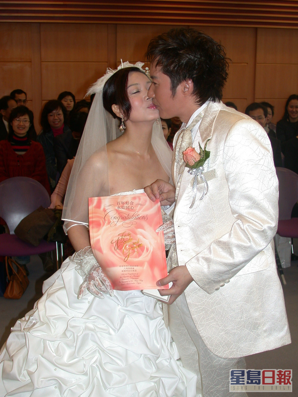 在2006年同女友胡櫻汶結婚。