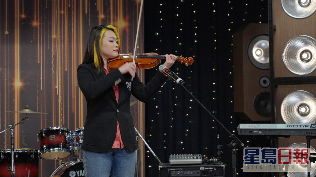 黄洛妍表演小提琴，让小朋友领悟到美丽不单止是表面皮相，还包括了内涵。