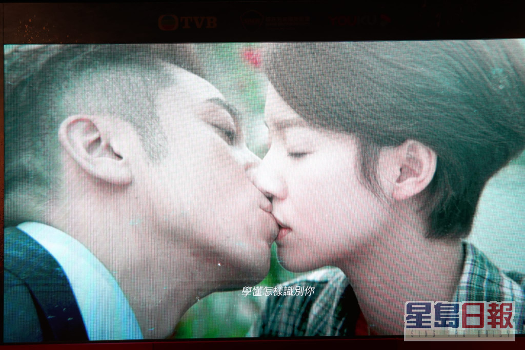剧中蔡思贝和吴卓羲有接吻戏。