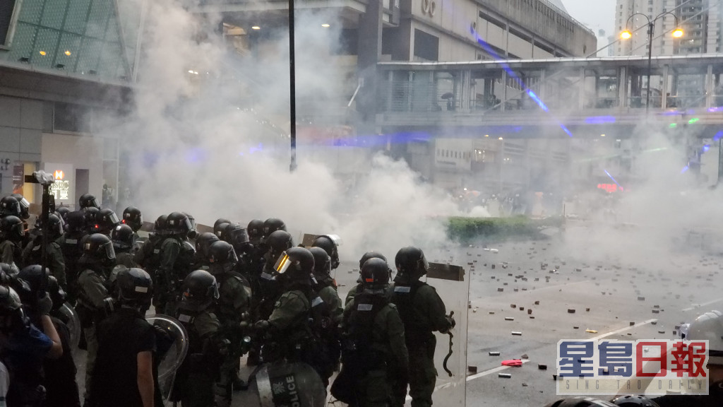 防暴警施放催泪弹。 资料图片