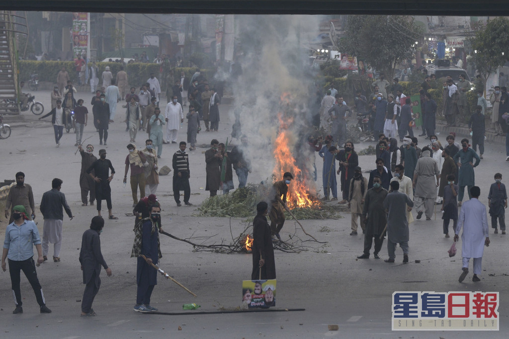 有支持伊姆蘭汗的群眾上街示威堵塞街道。AP