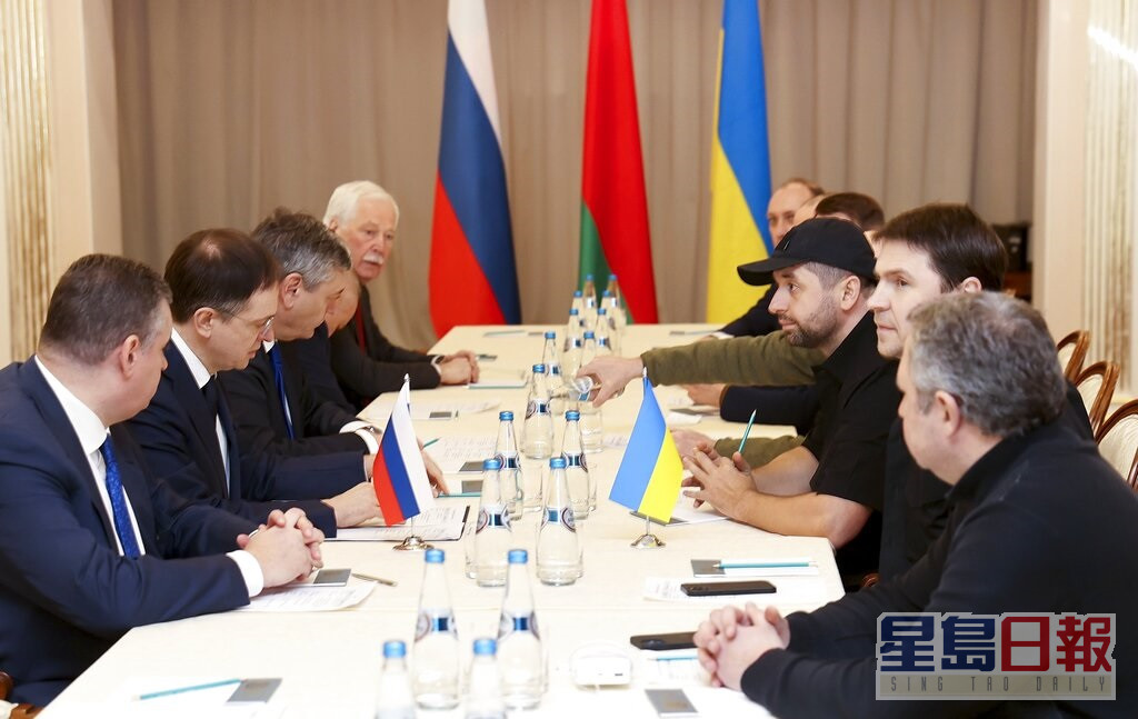 乌克兰代表与俄罗斯官员会谈。AP图片