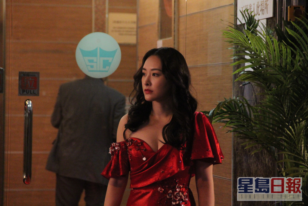 其實陳瀅平時拍劇間中都有些性感打扮，於劇集《黃金有罪》中她演舞女，就曾以低胸晚裝現身。