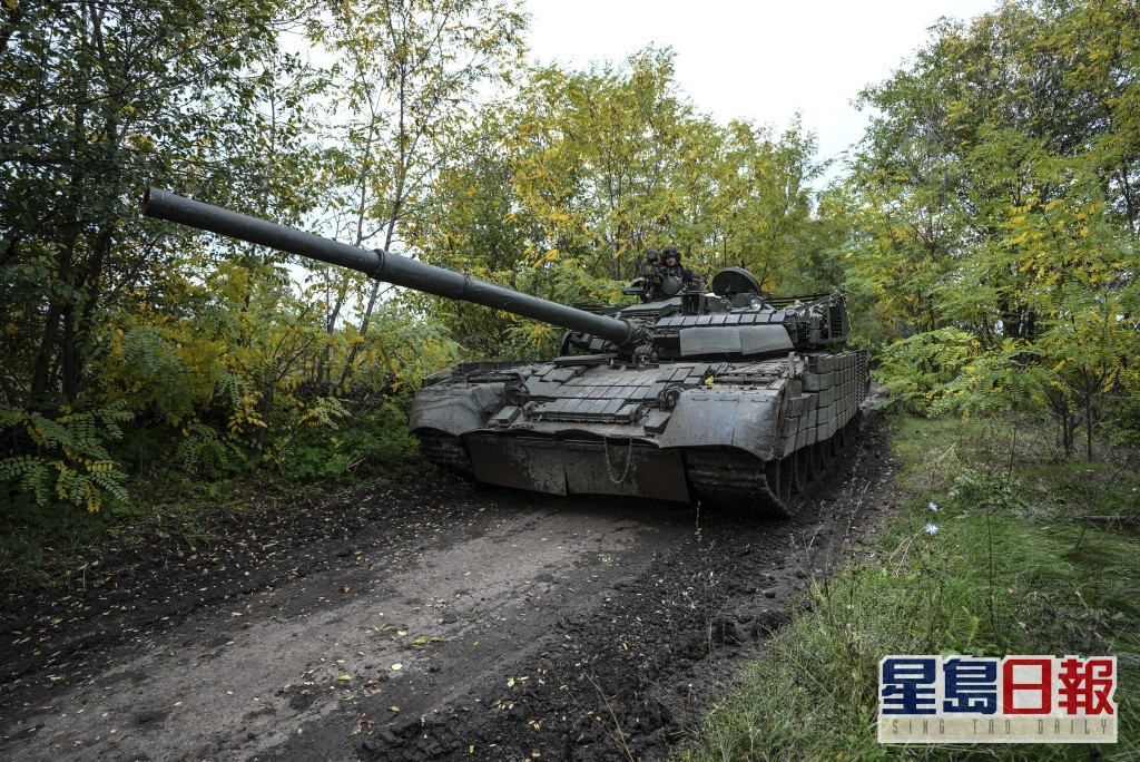 俄軍留下坦克等武器。AP