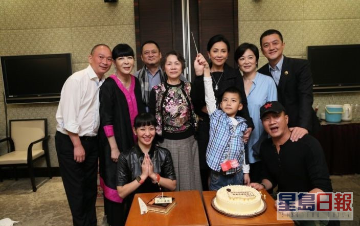 当日仲邀得林青霞、张叔平及李亚鹏等好友见证，同时为康康庆祝7岁生日。