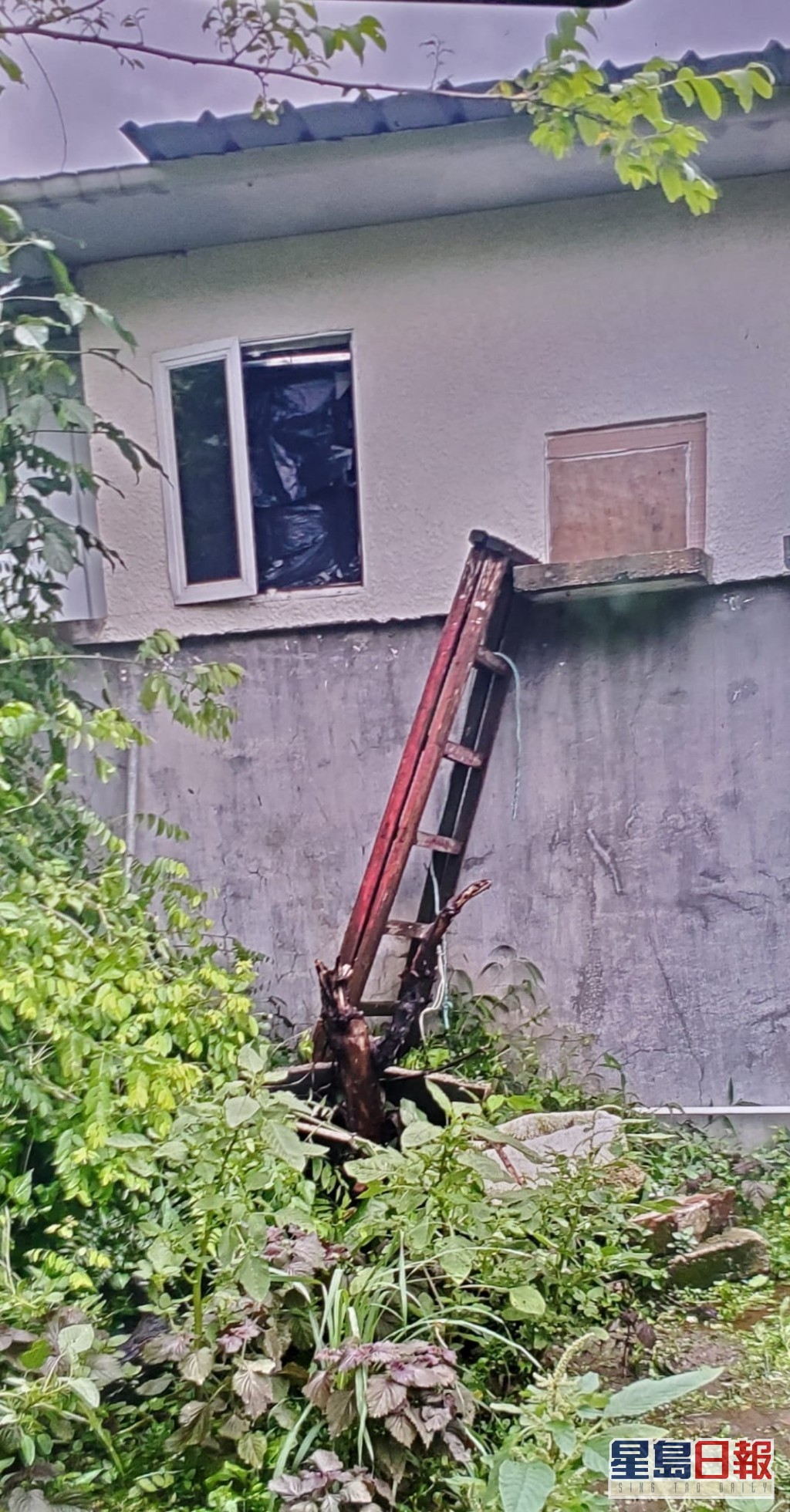 事後發現有一把約9呎長木梯及一支鐵通，相信賊人自備木梯爬高，並以鐵通撬開窗戶潛入爆竊。資料圖片