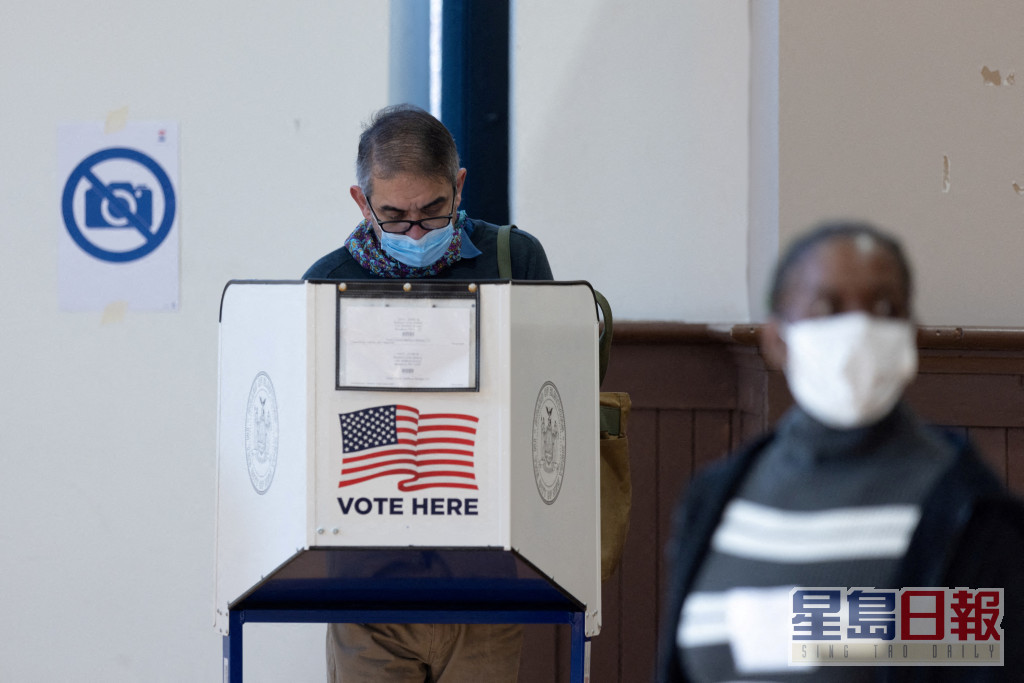 选民在纽约市提前投票期间在投票站投票。AP