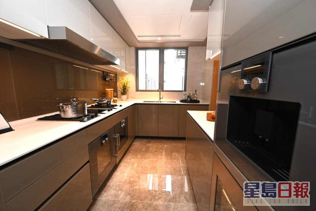 厨房设有多组厨柜组合，储物空间充足。