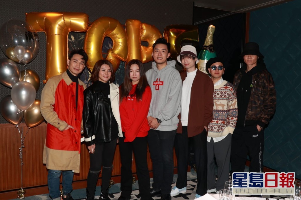 王梓轩（左一）与团队庆祝《演斗听》入围台庆「最佳综艺节目」最后5强。