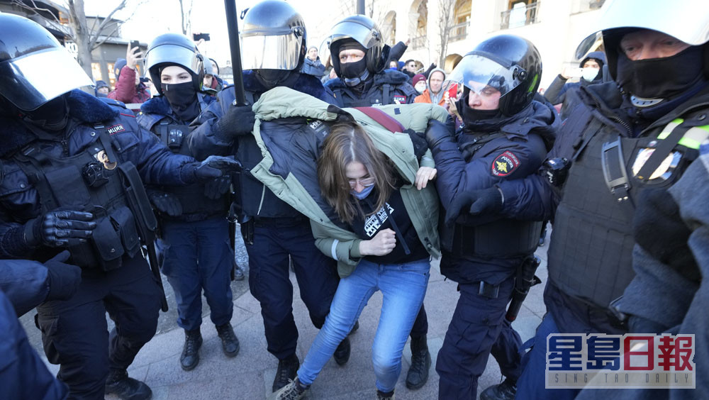 俄警拘捕反戰爭示威者。AP圖