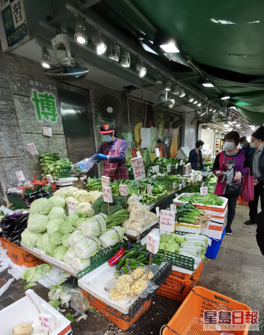 慈云山街市附近， 蔬菜肉类货源充足。