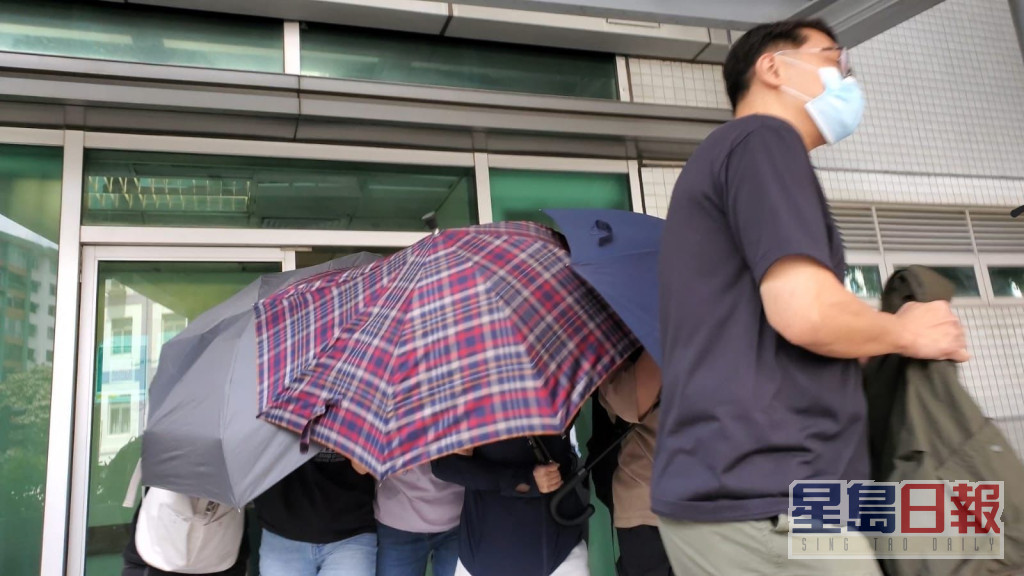 今獲准保釋的被告趙詠茜在親友傘陣下護送離開。