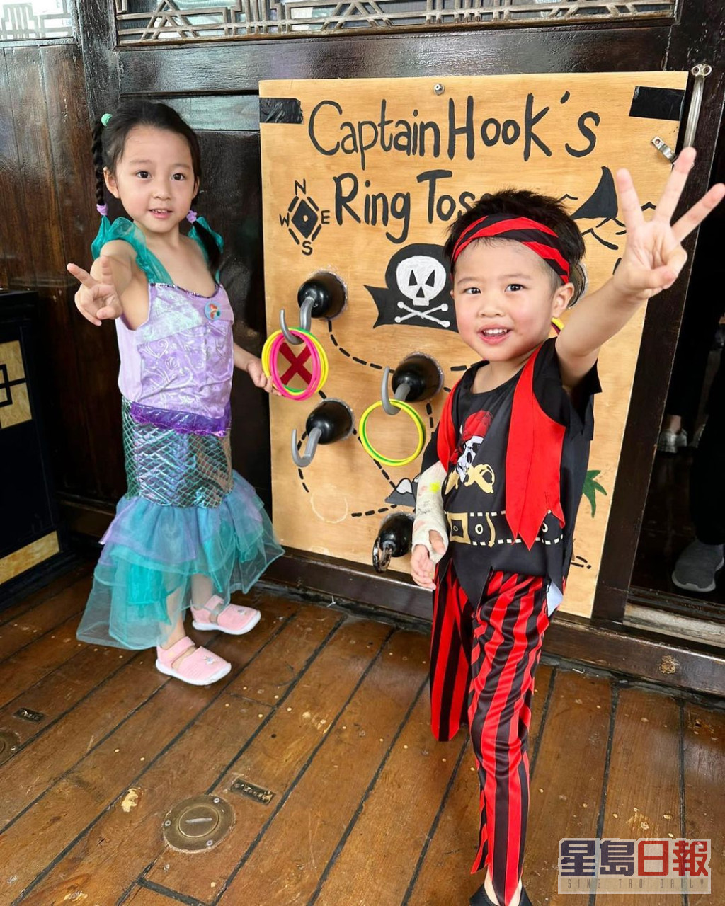 Meghan配合中式帆船活动扮《美人鱼》，细佬Myles就扮海盗。
