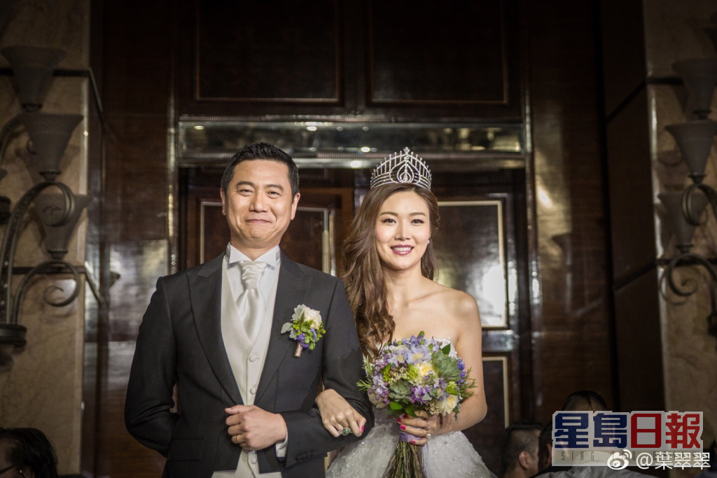 叶翠翠2010年与建筑师老公周晓东结婚，当时她更戴上港姐后冠出嫁。