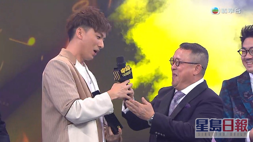周吉佩從TVB總經理曾志偉手上接過鑽石咪。