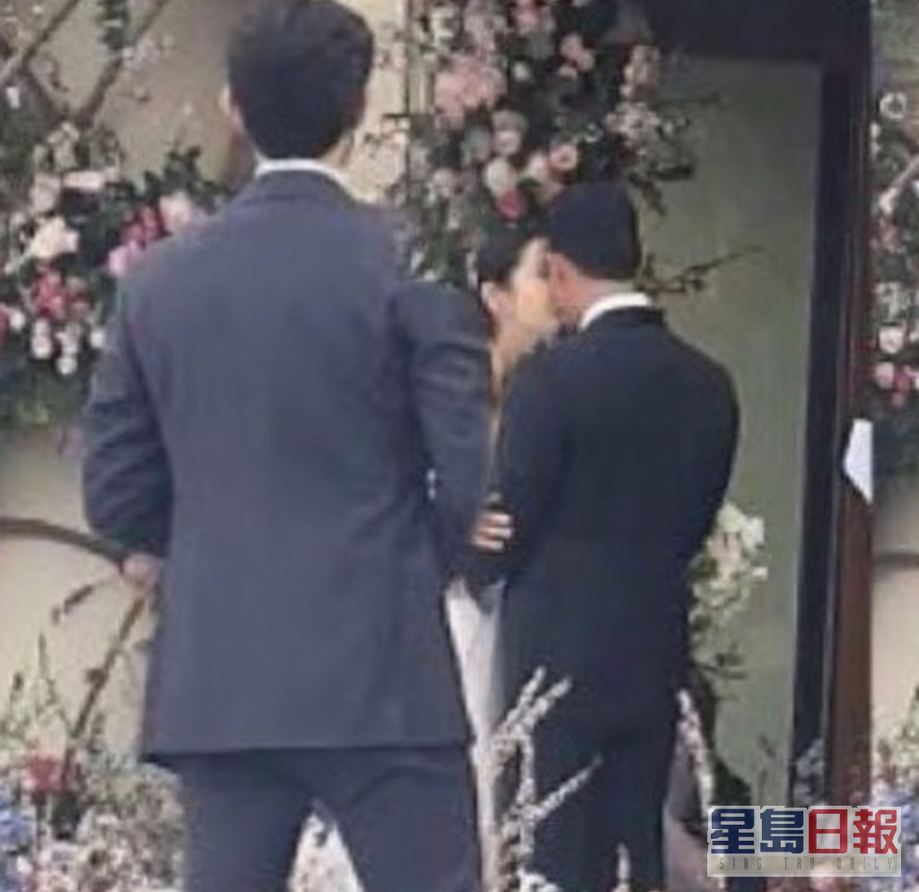 有人偷拍到新郎新娘亲吻场面，堪称好睇过韩剧。