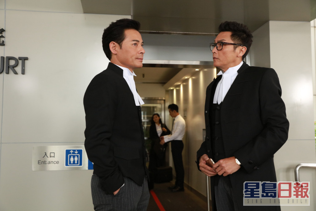 2018年，關禮傑（右）參演TVB劇《是咁的，法官閣下》。