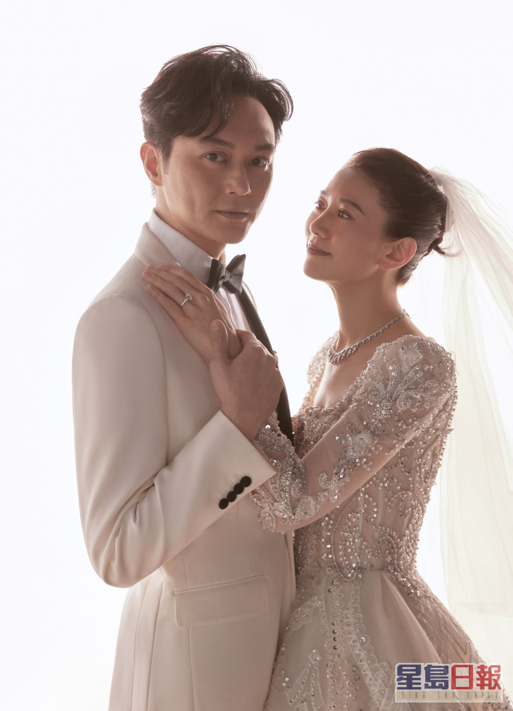 张智霖工作室同时公开多张婚纱相。