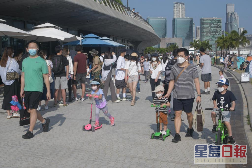 西九龙海滨大批市民享受假日阳光。