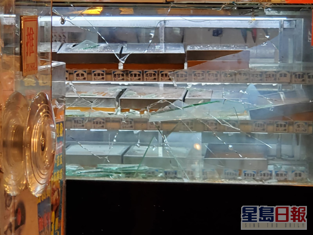 寿司店冻柜玻璃遭扑爆。