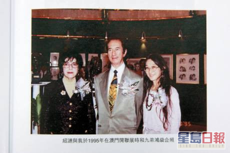 何婉鴻獨力撫養女兒馮紹漣（右），囡囡長大後成為著名肖像畫家及雕塑家，惟馮紹漣於1999年因病逝世。（《東周刊》圖片）